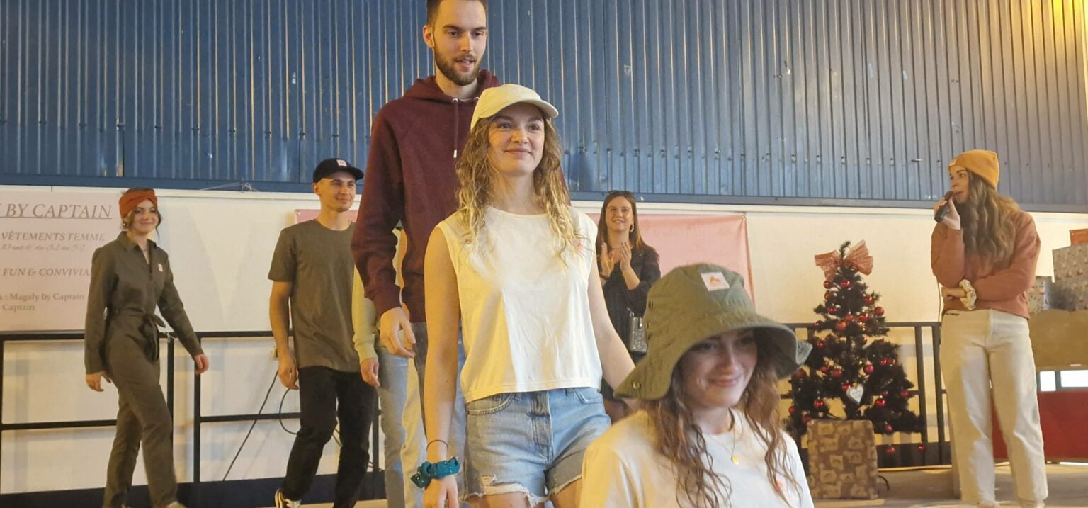 Défilé de mode au marché de Noël de Trébons de la marque pyrénéenne Waïloa